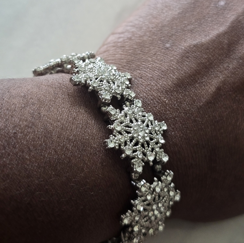 Macy's Snowflakes Silver Bracelet Rhinestones Women New - Picture 2 of 9